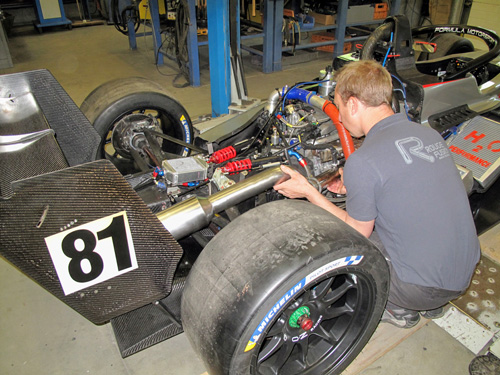 Installation d'un pot d'échappement sur une voiture de course